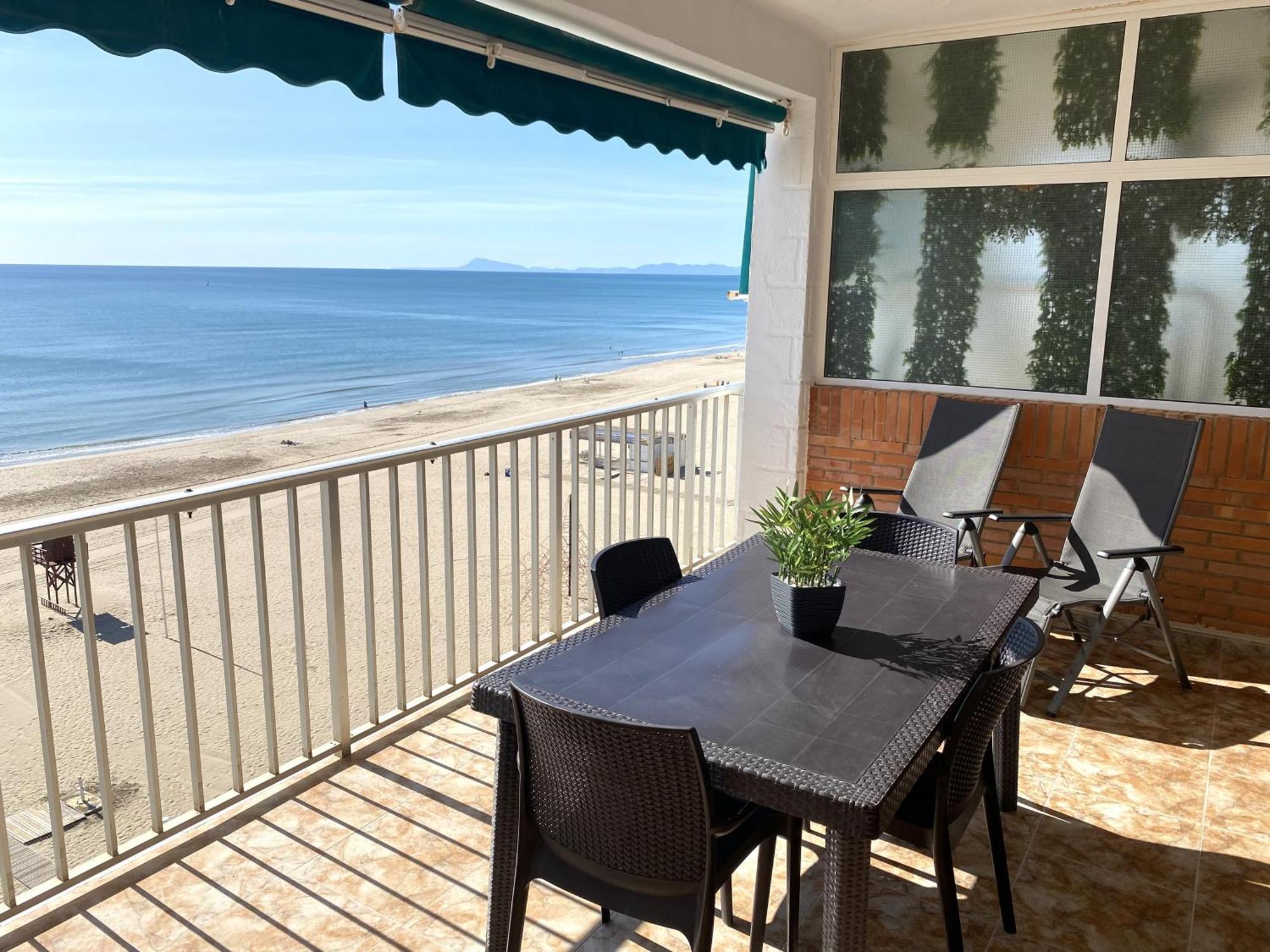 Beachfront And Renovated Apartment Cullera Bagian luar foto